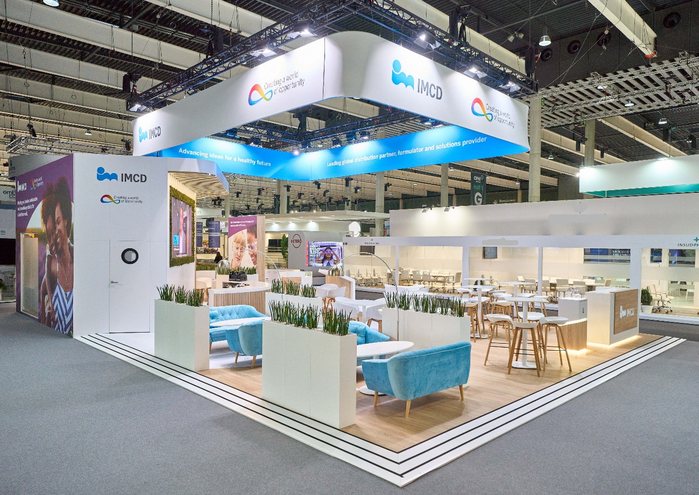 A room with tables and chairsAI-generated content may be incorrect.