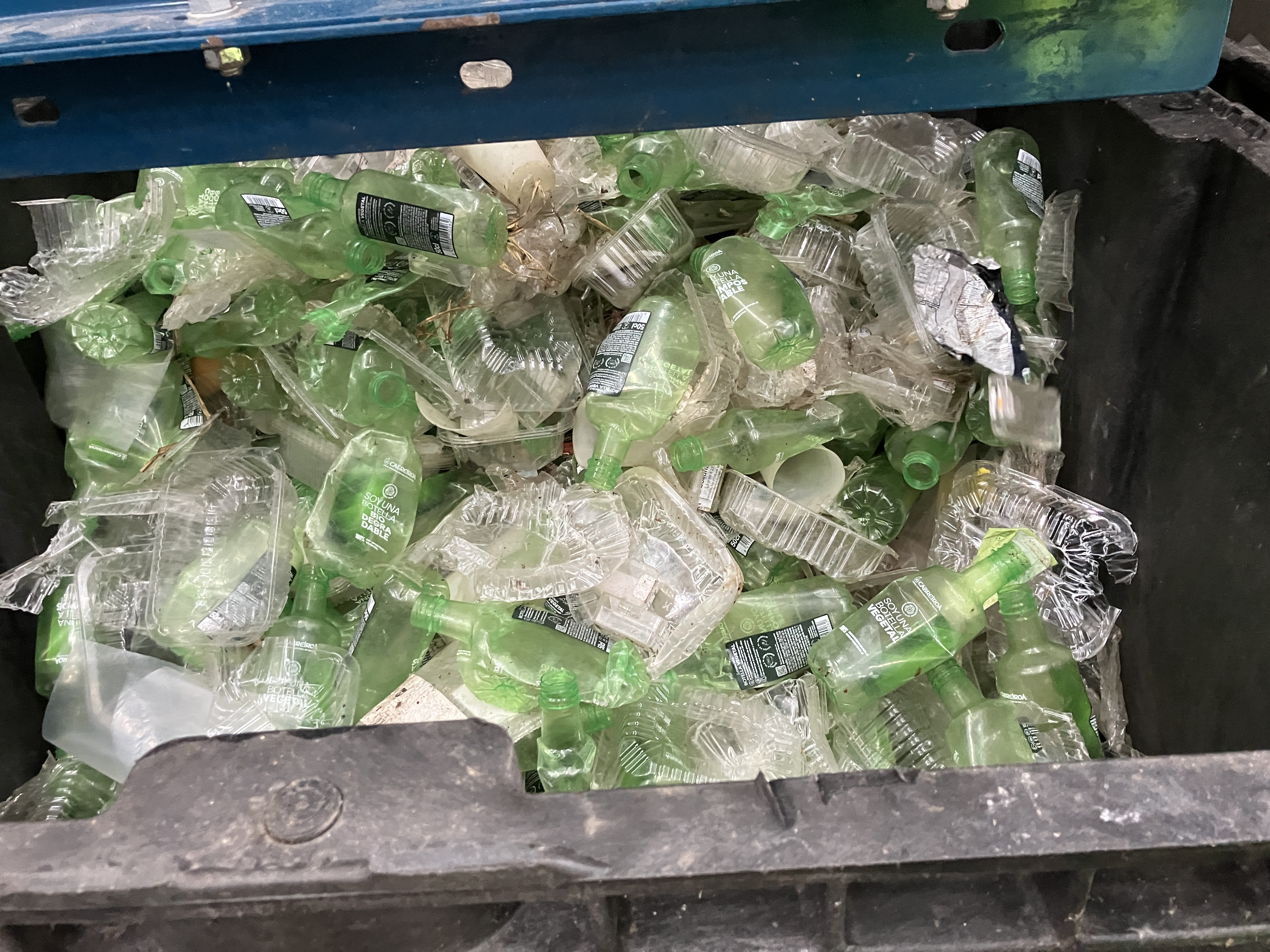 Green PLA bottles; this is sorted waste. Author: Jan Pels, TORWASH