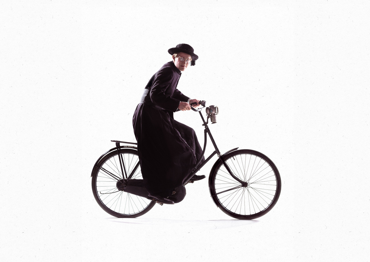 Feature:   JOES BRAUERS SPEELT KAPELAAN ODEKERKE IN DAGBOEK VAN EEN HERDERSHOND!  Image