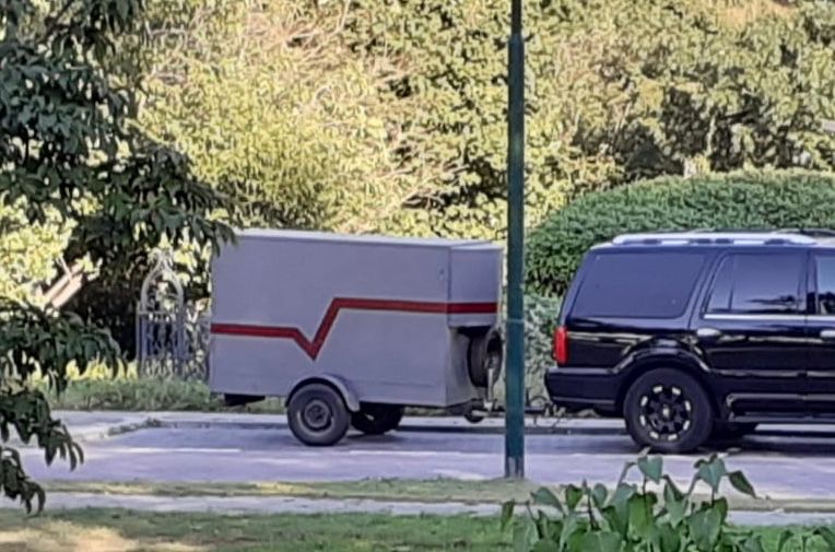 Afbeelding met buiten, boom, weg, gras
Automatisch gegenereerde beschrijving