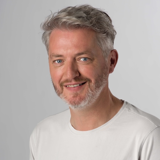 Afbeelding met persoon, muur, person, binnen
Automatisch gegenereerde beschrijving